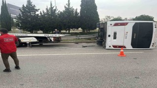 İzmirde havalimanı personel servisi devrildi: 5 yaralı