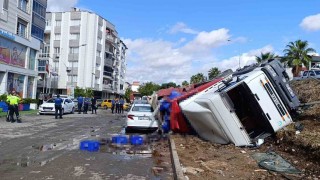 İzmirde kontrolden çıkan tır yan yola uçtu: 2 araç ezildi