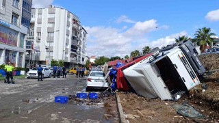 İzmirde kontrolden çıkan tırın 2 aracı ezdiği anlar kamerada