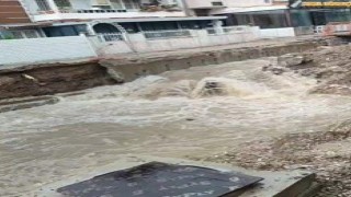 İzmirde sağanak yağış hayatı olumsuz etkiledi