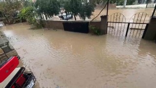 İzmirde sağanak yağış yolları göle çevirdi