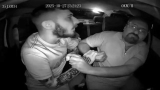 İzmirde taksi şoförünün darbedildiği anlar kamerada