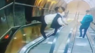 İzmirde üst geçidin korkuluklarına zarar veren 2 kişi tutuklandı