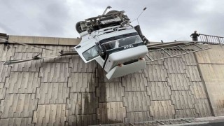 İzmirde viyadükte askıda kalan tırın kaza anı kamerada