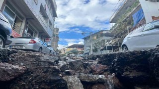 İzmirdeki sağanak bozuk yolları dere yatağına çevirdi