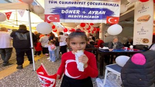 İzmirli dönerci geleneği sürdürdü, 29 Ekimde çocuklara ücretsiz döner ikramı