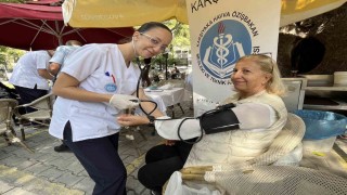 İzmirli lise öğrencilerinden yaşlılara sağlık eli