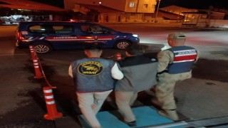 Jandarma araması olan şahsı yakaladı