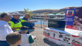 Jandarma ekipleri, trafik bilgilendirme standı açtı