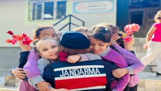 Jandarma kız çocuklarını unutmadı