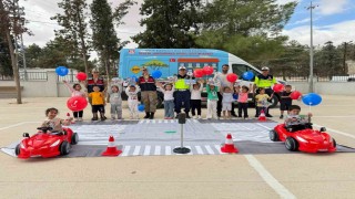 Jandarmadan mobil trafik aracı ile 118 öğrenciye trafik eğitimi