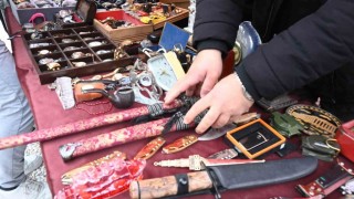 Japon kılıçlarından Osmanlı saatlerine birçok ürünün bulunduğu antika tezgahına yoğun ilgi