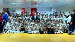Judoda terfi heyecanı, 100 sporcu bir üst kemere yükseldi