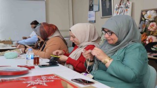 Kadınlar, el sanatları kursunda hem öğreniyor hem de ev ekonomisine katkı sağlıyor