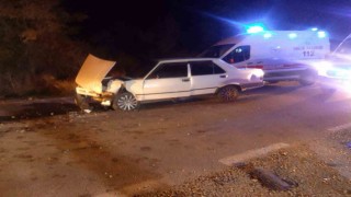 Kafa kafaya çarpışan otomobillerde 4 çocuk yaralandı