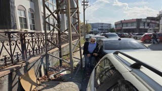 Kaldırımı kapatan elektrik direkleri yayalara geçit vermiyor