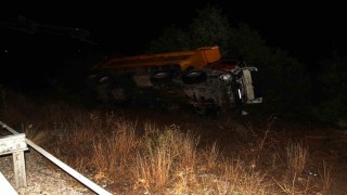 Kamyon bariyerlere çarpıp şarampole devrildi: 2 ölü, 1 yaralı