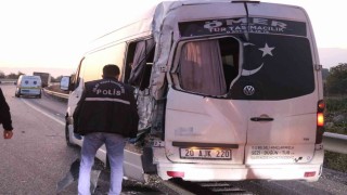 Kamyon emniyet şeridinde bekleyen işçi servisine çarptı: 1 ölü