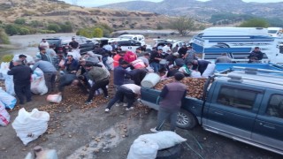 Kamyonet arızalandı, sürücü kasadaki patatesleri vatandaşlara ücretsiz dağıttı