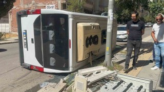 Kamyonet ile çarpışan yolcu minibüsü devrildi