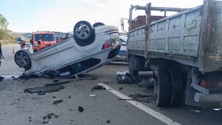 Kamyonete çarpan araç takla attı: 2 yaralı