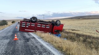 Kamyonetin devrildiği kazada 3 kişi yaralandı