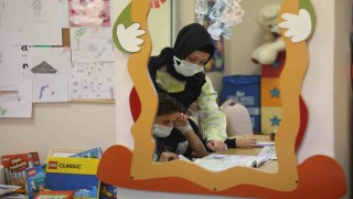 Kanseri yenen Hatice öğretmen hastanede minik kalplere umut oluyor