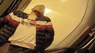 Kapı camını kırıp girdiği avizeci dükkanında uyuya kalınca yakalandı