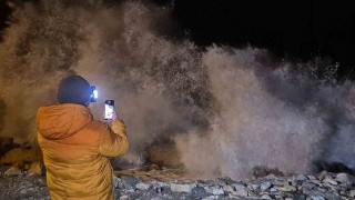 Karadenizde dalgaların boyu 8 metreyi aştı