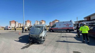 Karamanda hafif ticari araçla cip çarpıştı: 3 yaralı