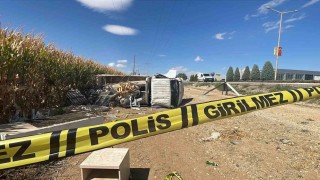 Karamanda kamyonet yol kenarına devrildi: 2 yaralı