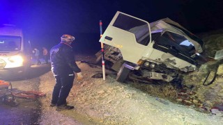 Karamanda kontrolden çıkan kamyonet kayalıklara çarptı: 1 yaralı