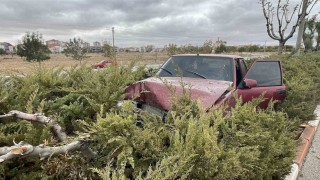 Karamanda otomobil refüje çıktı: 2 yaralı