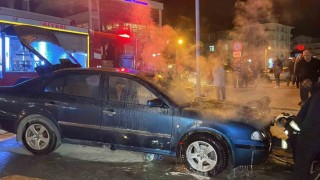 Karamanda seyir halindeki otomobil alev alarak yandı