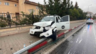 Karamanda yağış nedeniyle kontrolden çıkan pikap aydınlatma direğini devirdi