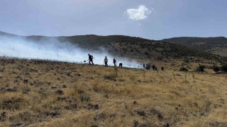 Karapınarda ot yangını ormana sıçramadan söndürüldü