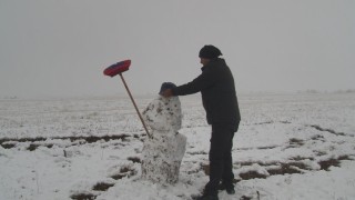 Karsa mevsimin ilk karı yağdı, vatandaşlar kardan adam yaptı
