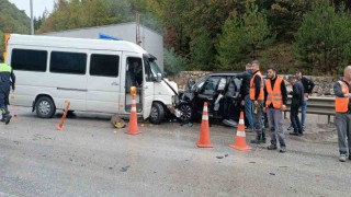 Karşı şeride geçen minibüsle otomobil kafa kafaya çarpıştı: 1 yaralı