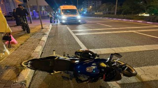 Karşıdan karşıya geçmeye çalışan yayaya motosiklet çarptı: 2 yaralı