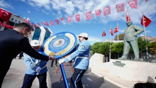 Kartalda 29 Ekim coşkusu Atatürk Anıtında başladı