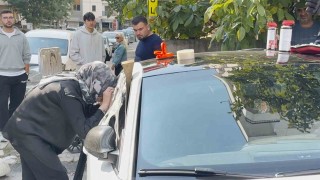 Kartalda otomobilde kilitli kalan 2 yaşındaki çocuk cam kırılarak kurtarıldı