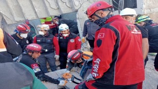 Kartepe Belediyesi ekipleri, Gebzedeki arama-kurtarma çalışmalarına katıldı