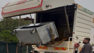 Kartepede çöp konteynerleri özel araçla dezenfekte ediliyor