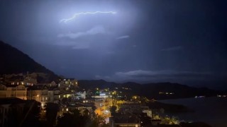 Kaşta şimşekler geceyi gündüze çevirdi: Muhteşem doğa olayı kameraya yansıdı