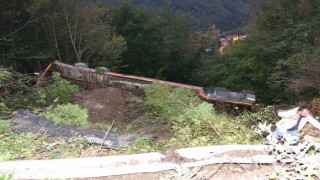 Kastamonuda iş makinesi yüklü tır şarampole devrildi: 1 yaralı