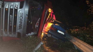 Kastamonuda tır otomobilin üzerine devrildi: 2 yaralı