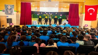 Kavaklıderede gönüllü gençlerden miniklere tiyatro keyfi