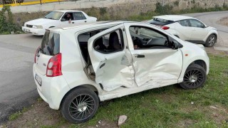 Kavşakta iki otomobil çarpıştı: 2 yaralı