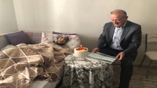 Kaymakam 2 padişah, 12 cumhurbaşkanı ve 27 başbakan gören çınara pasta kesti