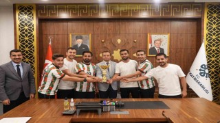 Kaymakam Baycar, şampiyon takımları makamında ağırladı